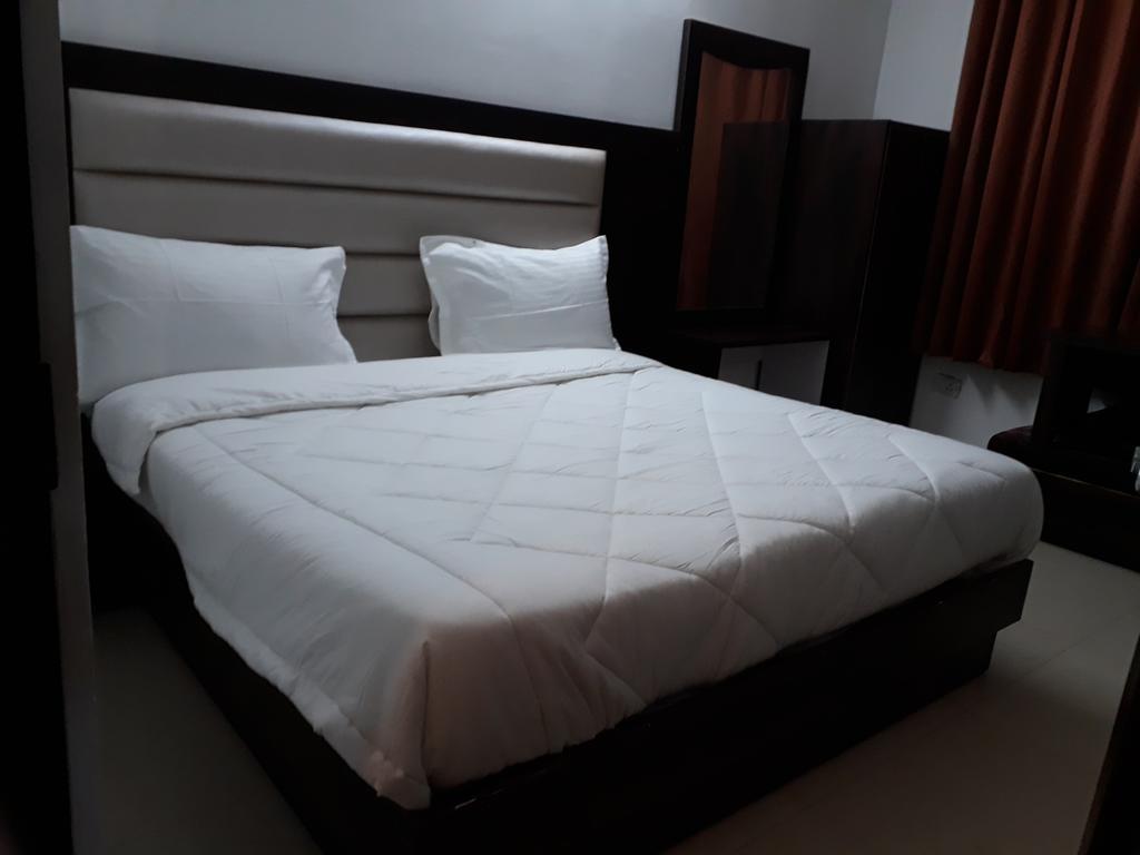 Hotel Katra Residency Екстер'єр фото